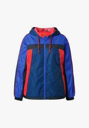 Kurtka z kapturem w panelach w kolorze niebieskim, czerwonym i czarnym; zapięcie na suwak; kaptur z regulowanym sznurkiem; teksturowana tkanina; elastyczne mankiety; sportowy design.
