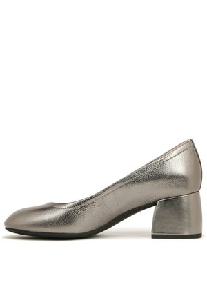 Metallisch grijze pump met een glanzend leren bovenwerk, een ronde neus en een stevige vierkante hak. Het low-profile ontwerp verhoogt het comfort en de stabiliteit.