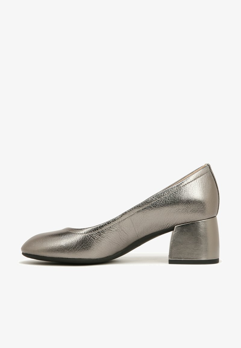 Metallisch grijze pump met een glanzend leren bovenwerk, een ronde neus en een stevige vierkante hak. Het low-profile ontwerp verhoogt het comfort en de stabiliteit.
