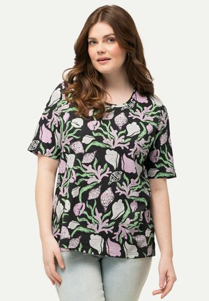 T-shirt nera a maniche corte con un motivo floreale e conchiglia astratto colorato in rosa e verde, realizzata in tessuto morbido e con una vestibilità rilassata.