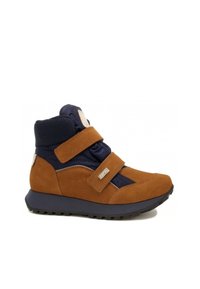 Braune Wildleder- und marineblaue Textil-Stiefelette mit Klettverschlüssen, gepolstertem Kragen und einer schwarzen Gummisohle mit strukturiertem Profil.