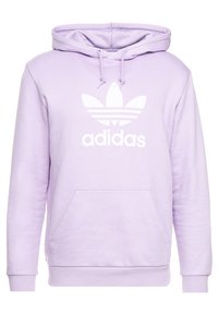 Fialová bavlněná mikina s bílým logem Adidas, klokáním kapsou, nastavitelným stahovacím šňůrkem a žebrovanými lemy na rukávech a spodním okraji. Hladká textura.