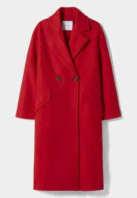 Abrigo de lana rojo con diseño de doble botonadura, solapas con muesca, bolsillos frontales y detalles de botones negros; corte oversize, textura suave.