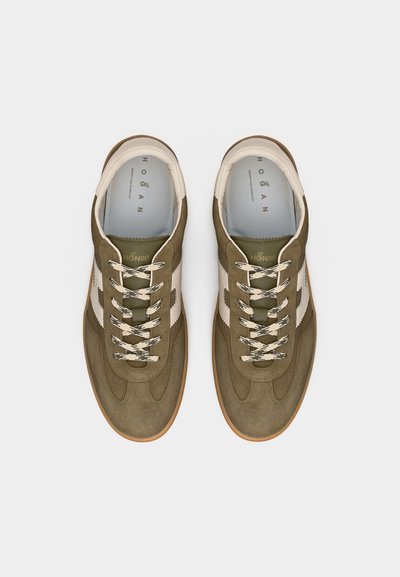 Paire de baskets en daim vert olive avec des accents beige, lacets à motifs et semelles en caoutchouc, vues de dessus sur un fond uni.