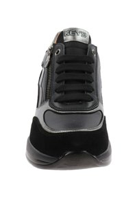Czarny sneakers z sznurówkami, bocznym zamkiem błyskawicznym, szarymi metalicznymi akcentami i logo "KEYS" na języku, widok od przodu.