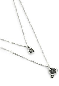 Collier en argent avec deux chaînes, comportant un pendentif carré avec une pierre grise. Les chaînes ont un design délicat, en maillons, avec une finition polie.
