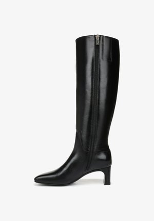 Bottes en cuir noir arrivant jusqu'aux genoux, avec un bout pointu, un talon moyen et un détail de fermeture éclair sur le côté. Fini lisse avec une texture minimale et sans marque visible.