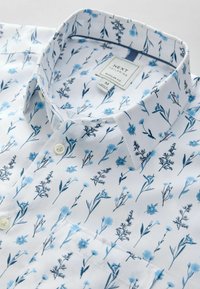 Cămașă albă cu imprimeu floral albastru, guler deschis, cu buzunar în față, marcată mărimea medie, croială regulară de la Next Tailoring.