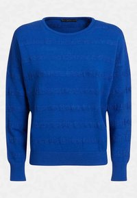 Jersey azul tejido con un patrón de rayas con textura, cuello redondo, mangas largas y puños y bajo acanalados. Material suave.