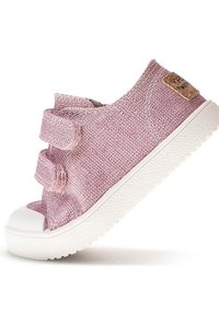 Sandalia rosa para niña pequeña con dos correas ajustables de gancho y bucle, suela de goma blanca y talón cerrado con parte superior de tela texturizada.