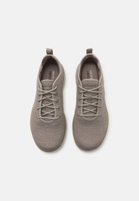 Grå mesh sneakers med avrundet tå, snøring og en løkke på hælen. Sålen har "SKECHERS MEMORY" merke.