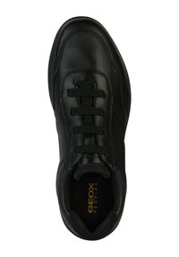 Sneaker in pelle nera con punta arrotondata, apertura con lacci, dettagli testurizzati e soletta marchiata con "GEOX RESPIRA" in oro.