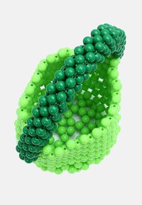 Groene kraalarmband met verschillende tinten groene kralen, gladde texturen en een gelaagd ontwerp met een spiraalpatroon.