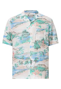 Camisa de botones de manga corta hecha de tejido ligero, con un estampado de paisaje tropical en tonos de verde, azul y coral.