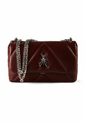 Dunkelbraune gesteppte Lederhandtasche mit silbernem Insektenemblem auf der Klappe und einem langen silbernen Kettenriemen.