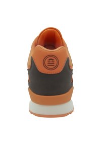 Herrsn sneaker med en grå, strukturerad ovandel, orange detaljer och en vit mellansula. Har en cirkulär logotyp på hälen.