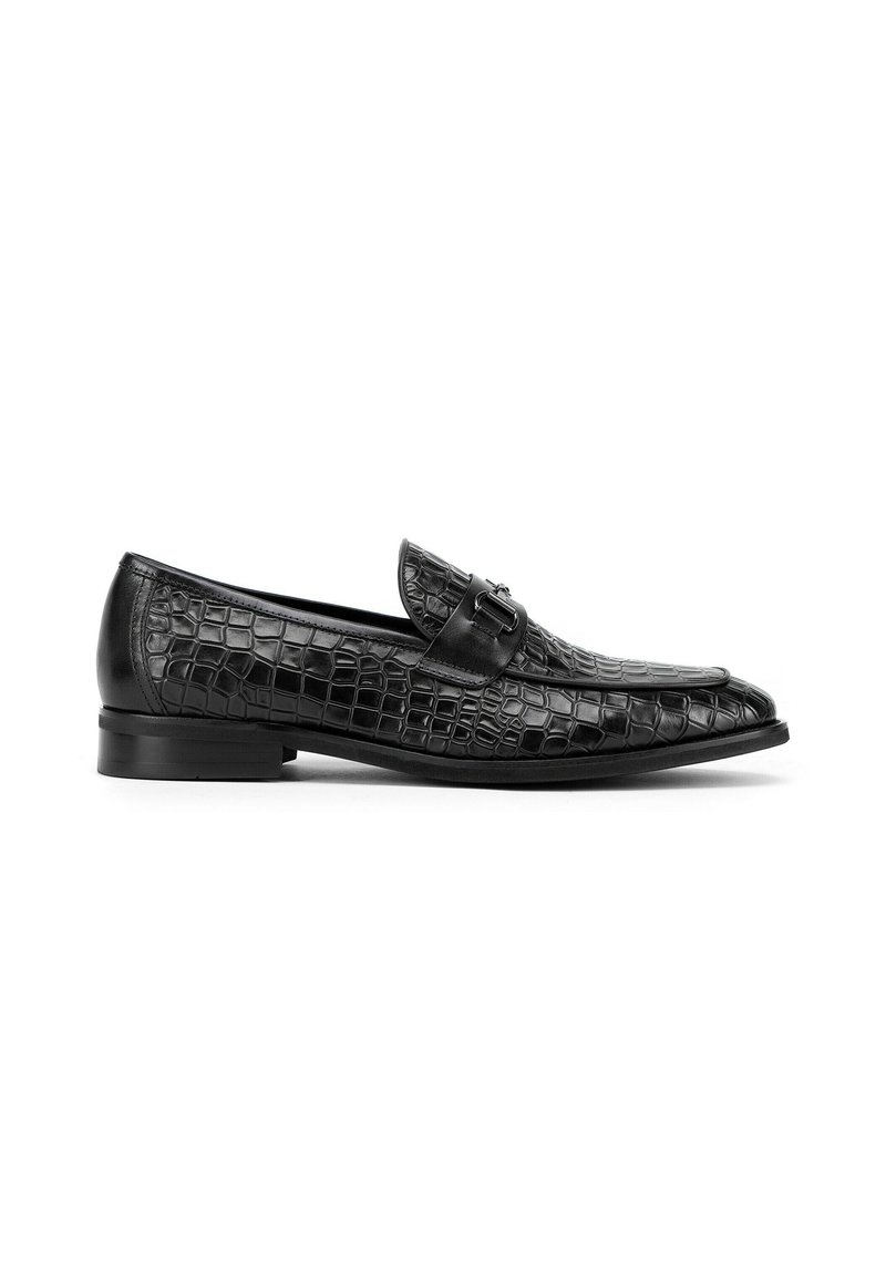 Zwarte leren loafer met een krokodillenpatroon, voorzien van een kleine zilveren gesp accent en een laag, glad hakje.
