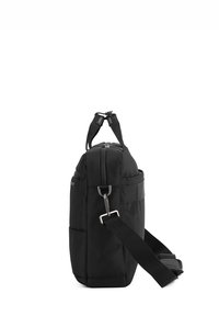 Zwarte rechthoekige tas van een gestructureerde stof, met een handvat aan de bovenkant en een verstelbare schouderband. Voorzien van een ritssluiting en een zijvak voor extra opbergruimte.