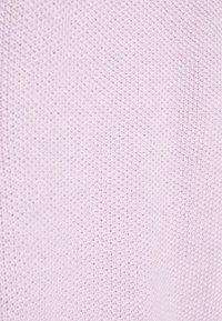 Tela de color púrpura claro con textura, que presenta un fino patrón tejido. La superficie tiene una textura suave y ligeramente elevada.