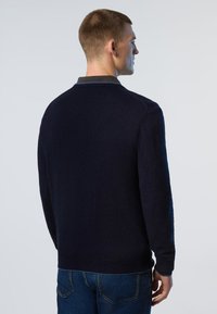 Marineblauer Pullover aus weichem Stoff, mit langen Ärmeln, gerippten Bündchen und einem Rundhalsausschnitt mit kontrastierendem Kragen.