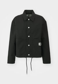 Veste noire coupée en tissu durable. Comprend un col classique, des boutons-pression argentés, deux poches avant et un ourlet avec cordon de serrage réglable.