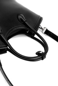 Zwarte leren handtas met een gladde textuur, dubbele handvatten en een afneembare schouderband. Voorzien van een zilveren rits en hardware accenten.