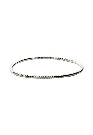 Pulsera de color plata con un diseño flexible, que presenta un patrón texturizado en zigzag a lo largo de toda su superficie. Ligera y de perfil delgado.