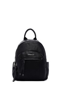 Sac à dos en cuir noir avec une finition texturée, une poche zippée à l'avant et des bretelles ajustables. Doté d'une poignée supérieure et de finitions en métal argenté.