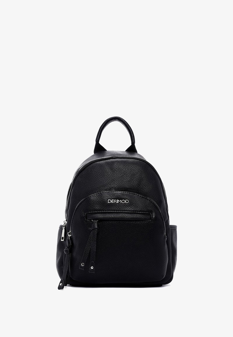 Zaino in pelle nera con una finitura testurizzata, tasca frontale con zip e spallacci regolabili. Presenta una maniglia superiore e dettagli in metallo argentato.