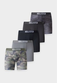Πέντε ζευγάρια ανδρικά μποξεράκια Hollister σε διάφορα χρώματα και σχέδια, συμπεριλαμβανομένου καμουφλάζ, γκρί, μαύρο και σκούρο καμουφλάζ.
