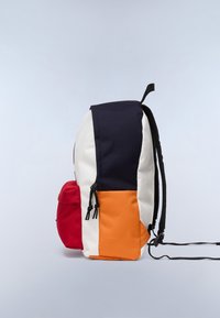 Sac à dos multicolore présentant des panneaux bleu marine, blanc, rouge et orange ; tissu durable, bretelles réglables et poche latérale avec fermeture à cordon.