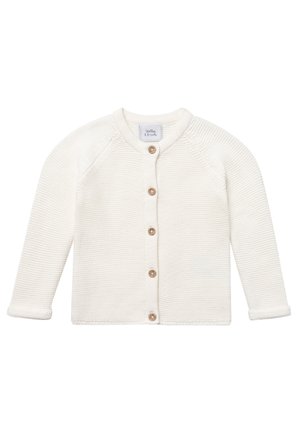 Biały dziergany sweterek dziecięcy z długimi rękawami i pięcioma brązowymi guzikami z przodu, z okrągłym dekoltem.