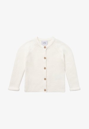 Biały dziergany sweterek dziecięcy z długimi rękawami i pięcioma brązowymi guzikami z przodu, z okrągłym dekoltem.