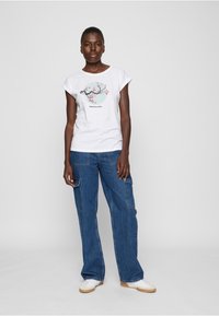 Mister Tee FLOWERS UNITE - T-shirts med print - white