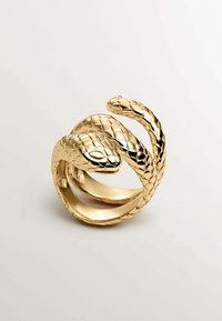 Anillo en forma de serpiente dorada con escamas texturizadas, diseño enroscado y detalles de ojos visibles. Banda interna lisa para un uso cómodo.