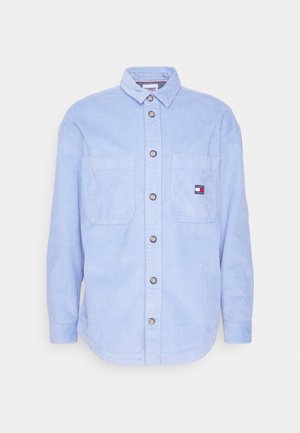 Lichtblauw corduroy overhemd met lange mouwen, knoopsluiting aan de voorkant, twee borstzakken en een logopatch. Voorzien van een klassieke kraag en een gegolfde stof.