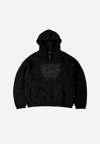 Felpa nera con zip realizzata in tessuto resistente, caratterizzata da un'imponente grafica grigia sul petto, tasche frontali e cappuccio regolabile.