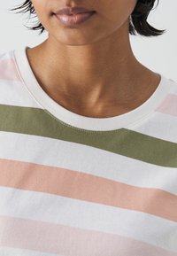 Barbour LYNDALE - Trükipildiga T-särk - soft apricot