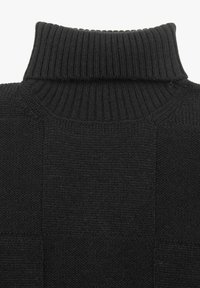 Jersey negro de punto que presenta un cuello acanalado alto, paneles texturizados y una tela cálida y suave. Utiliza una silueta estructurada y líneas limpias.