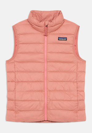 Rosa isolierte Weste mit hohem Kragen, horizontal gestepptem Design, Frontreißverschluss mit kontrastierendem Zug und einem kleinen Logo-Patch auf der Brust.