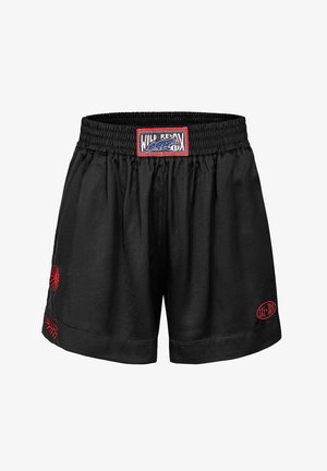 Czarne szorty z elastycznym pasem, zdobione czerwonymi haftowanymi wzorami w kształcie promieni słońca i liści. Wykonane z lekkiego materiału.