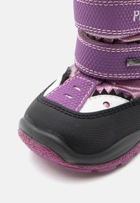 Detské vodeodolné zimné topánky v purpurovej a čiernej farbe s textúrovanou podrážkou a suchými zipsami, s precíznym šitím a viditeľnou etiketou Gore-Tex.