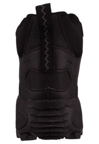 Schwarzer Sportschuh mit strukturiertem Mesh-Obermaterial, verstärktem Fersenbereich und Gummisohle mit einem strukturierten Profil für besseren Grip. Mit Schlaufen-Ziehbänder.