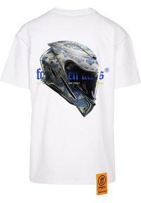 Weißes T-Shirt mit einem grafischen Motiv eines Helms mit blauen und grauen Mustern. Enthält bunten Text mit der Aufschrift "vergessene Etiketten" und einem Stoffetikett.