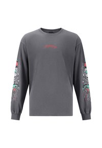 Graues Langarm-T-Shirt mit grafischem Design an den Ärmeln, versehen mit bunten Mustern, darunter Schädel und Schlangen, aus Baumwollmaterial hergestellt.