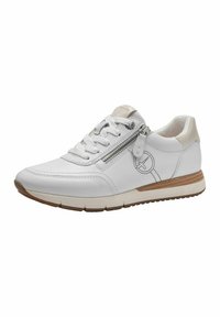 Sneaker in pelle bianca con design stringato, zip laterale e suola in gomma marrone. Presenta una cucitura sottile e un dettaglio con logo sul lato.
