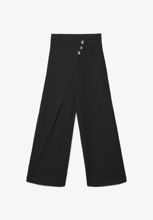 Pantalon noir à jambes larges en tissu lisse, doté d'une superposition diagonale et de trois boutons métalliques à la taille.