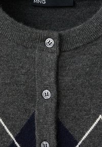 Cardigan en maille gris foncé avec col rond, comprenant trois boutons visibles gris argenté et un motif géométrique blanc et marine subtil.