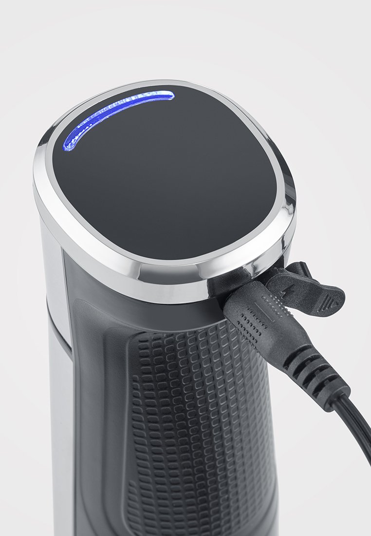 Schwarzes und silbernes elektrisches Gerät mit glatter Oberseite, blauer Anzeigeleuchte, strukturiertem Griff und einem eingesteckten Stromkabel.