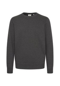 Szürke crewneck pulóver, puha anyagból készült, hosszú ujjal, egyenes szegéllyel és minimalista dizájnjával, látható logók vagy minták nélkül.
